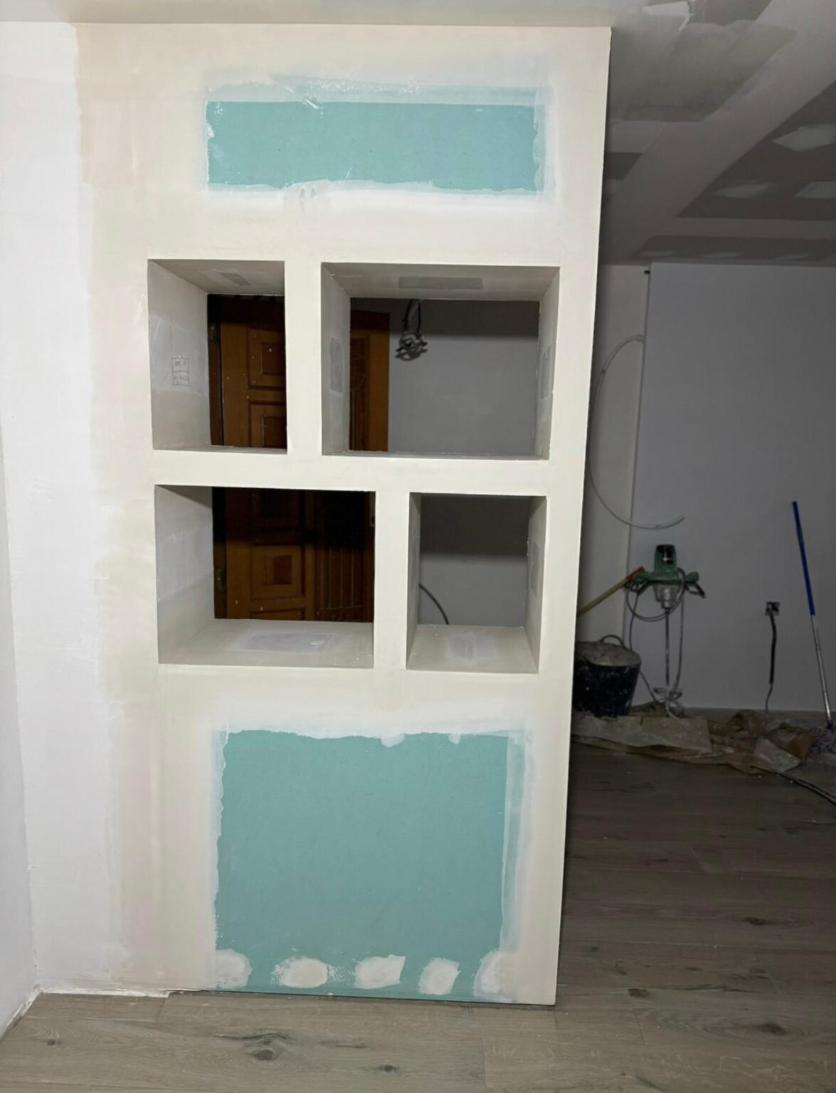 Proyectos de decoración interior modernos con estanterías y muebles de pladur en Valencia